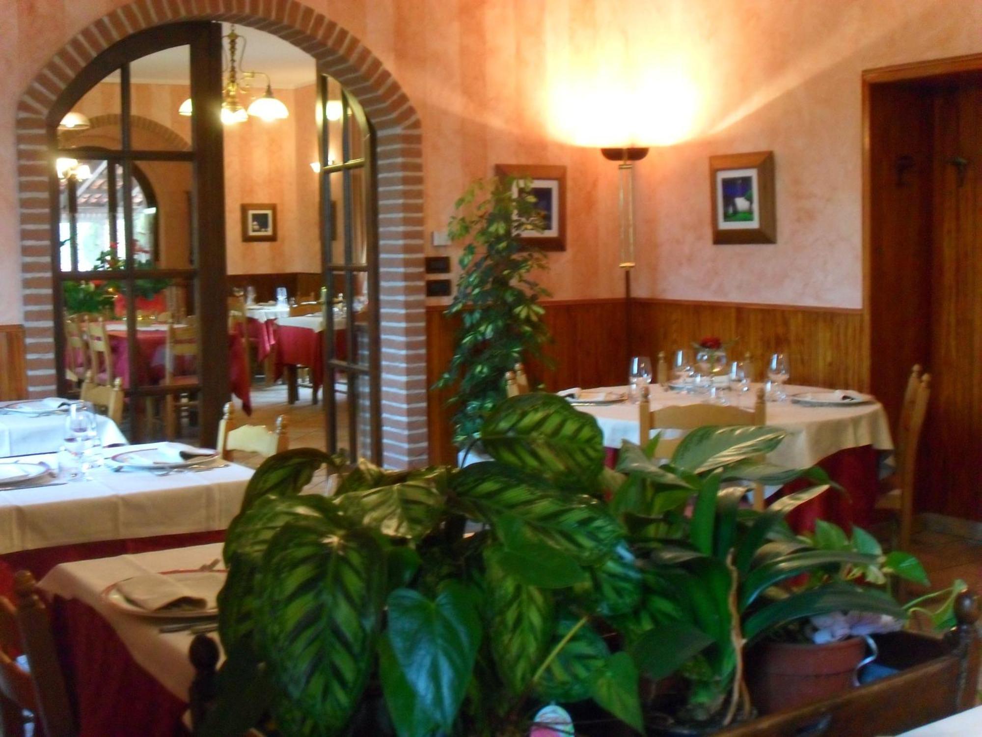 Ristorante Albergo Da Maurizio Cravanzana Εξωτερικό φωτογραφία