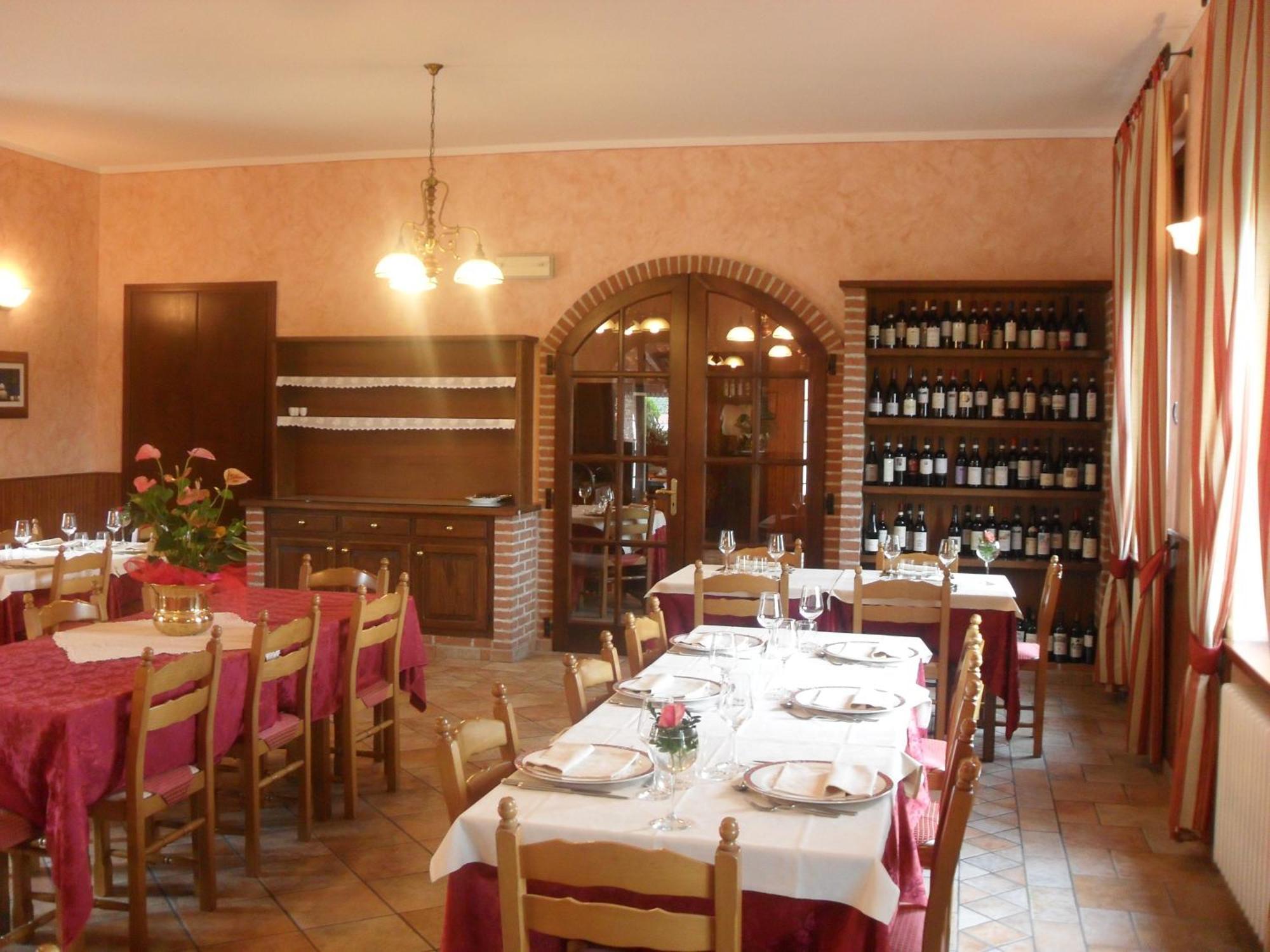 Ristorante Albergo Da Maurizio Cravanzana Εξωτερικό φωτογραφία
